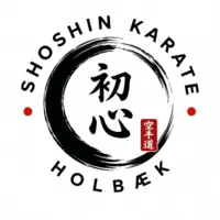 Shoshin Karate Holbæk Logo broderet på gi